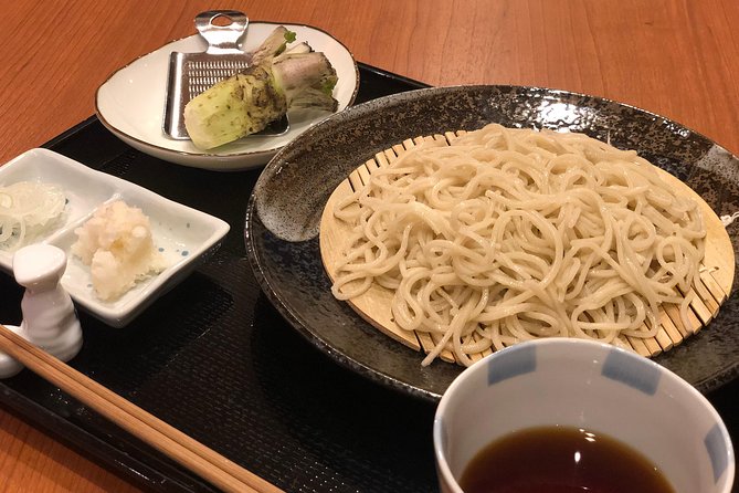 A pairing experience in Sapporo where you can enjoy tempura and 3 kinds of Hokkaido-only sake, along with a soba-noodle making experience! - Mixing, stretching, and cutting the soba
