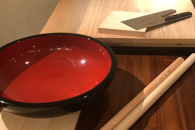 A pairing experience in Sapporo where you can enjoy tempura and 3 kinds of Hokkaido-only sake, along with a soba-noodle making experience! - Eating soba while it is freshly boiled