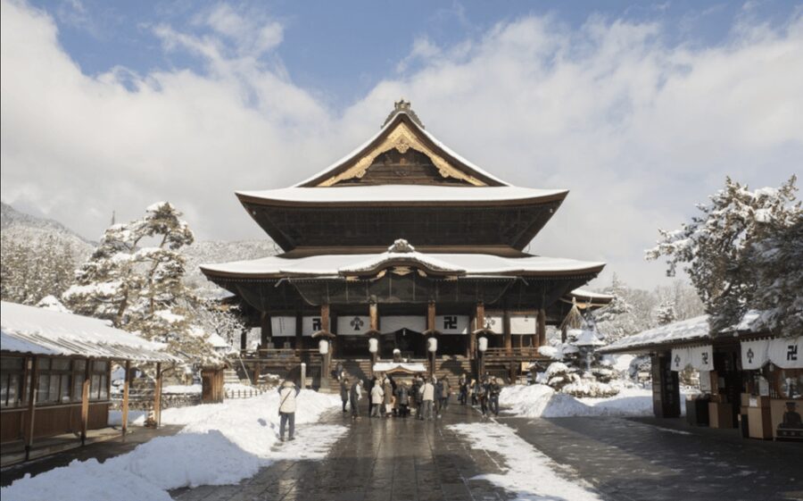From Nozawa Onsen: Snow Monkeys and Zenko-ji Day Trip & Sake - The forest trail requires serious winter footwear