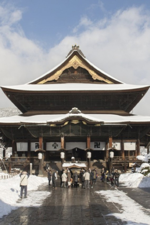 From Nozawa Onsen: Snow Monkeys and Zenko-ji Day Trip & Sake - Zenko-ji brings a different side of Nagano