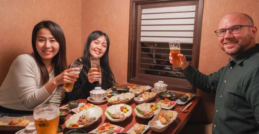 Kyoto: Foodie Night Tour in Gion with 9 dishes + 6 Sake - Six sake tastings, with room for comparison