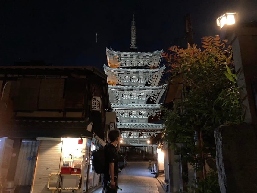 Kyoto: Gion Evening Walk with Hidden Gems, Geisha & Sake - Hōkan-ji Temple and the Yasaka Pagoda after sunset