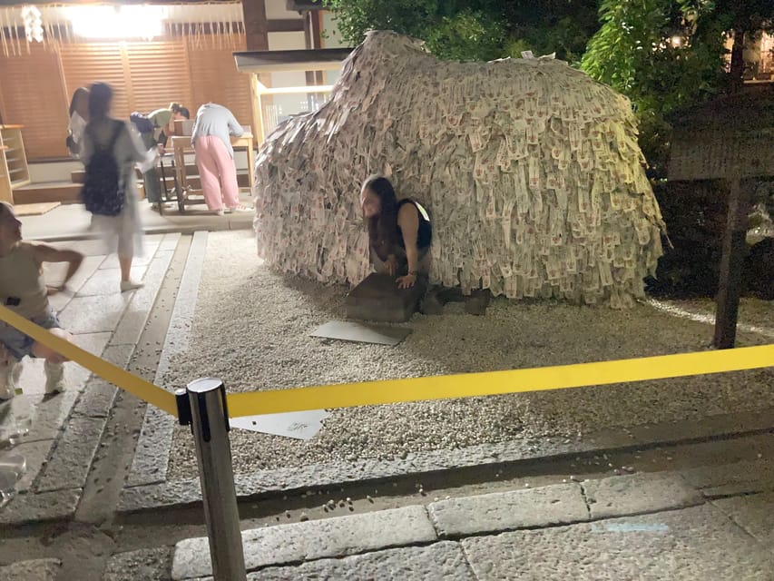 Kyoto: Gion Evening Walk with Hidden Gems, Geisha & Sake - Ninenzaka’s wooden houses and sloping lanes