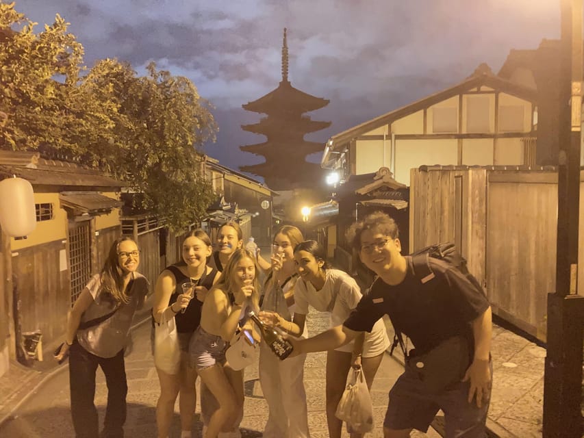 Kyoto: Gion Evening Walk with Hidden Gems, Geisha & Sake - Why a small group matters here