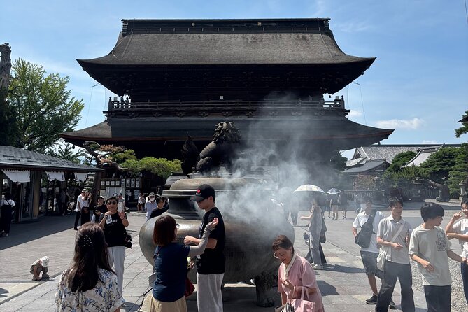 Nagano Private Tour: Ninja Temple, Soba Making & Sake Tasting - Making Nagano soba with a master