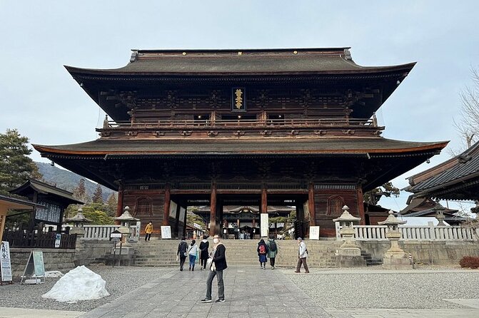Nagano: Snow Monkey and Zenkoji Temple Free Sake Taste Day Tour - Sake and lunch near the temple