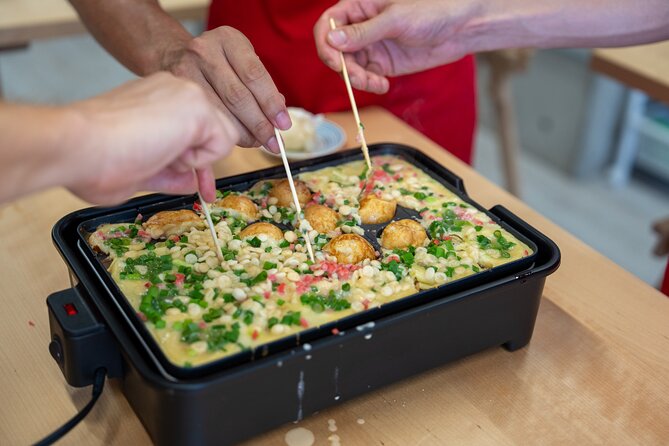 Osaka Home Feast Cooking and Sake Experience - Cooking Mugen Cabbage and wasabi tuna
