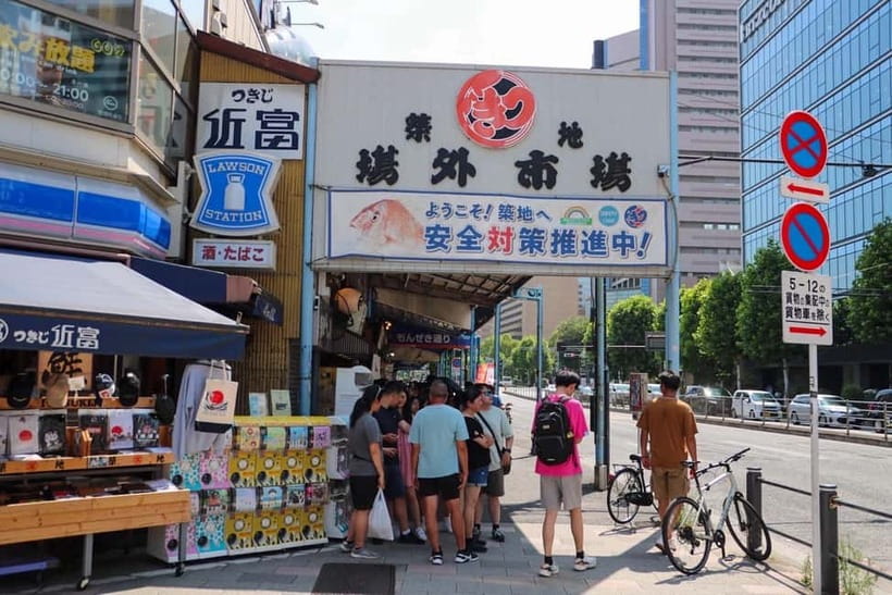 Tokyo: Private Tsukiji Street Food & Sake with Local Guide - Group feel, guide service, and timing