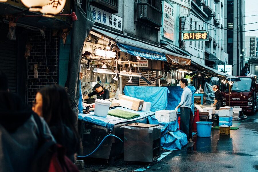 Tsukiji: Outer Market Walking Tour & Sake Tasting Experience - Finding the best bites in Tsukiji Outer Market