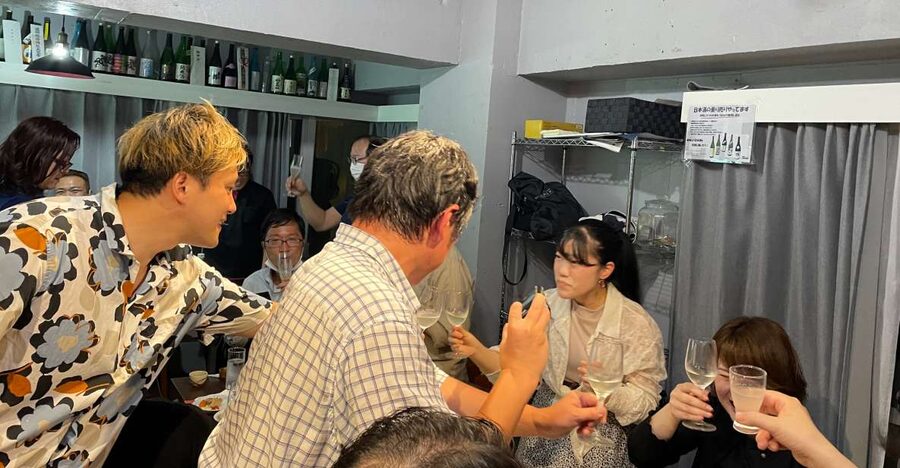 Tsukiji: Unlimited Sake Tasting Experience - Entering the private salon at Sake Lovers Inc.